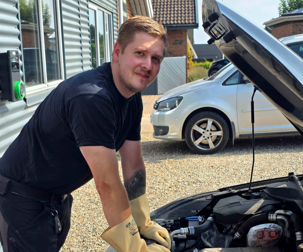 Bjarke Hansen - el- og hybridtekniker hos K.E. Automobiler i Svendborg