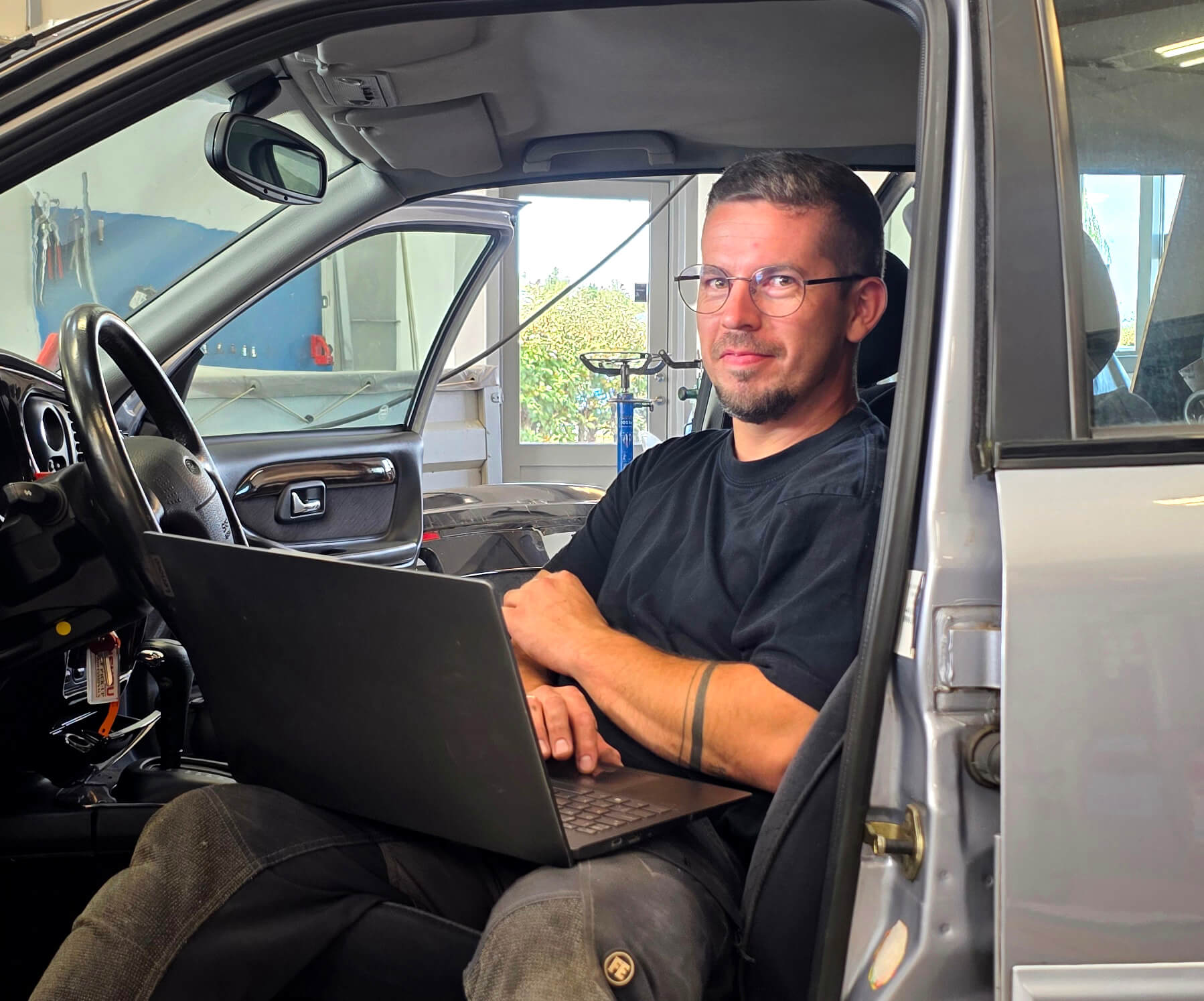 Jeppe Mikkelsen - mekaniker og pladesmed hos K.E. Automobiler i Svendborg