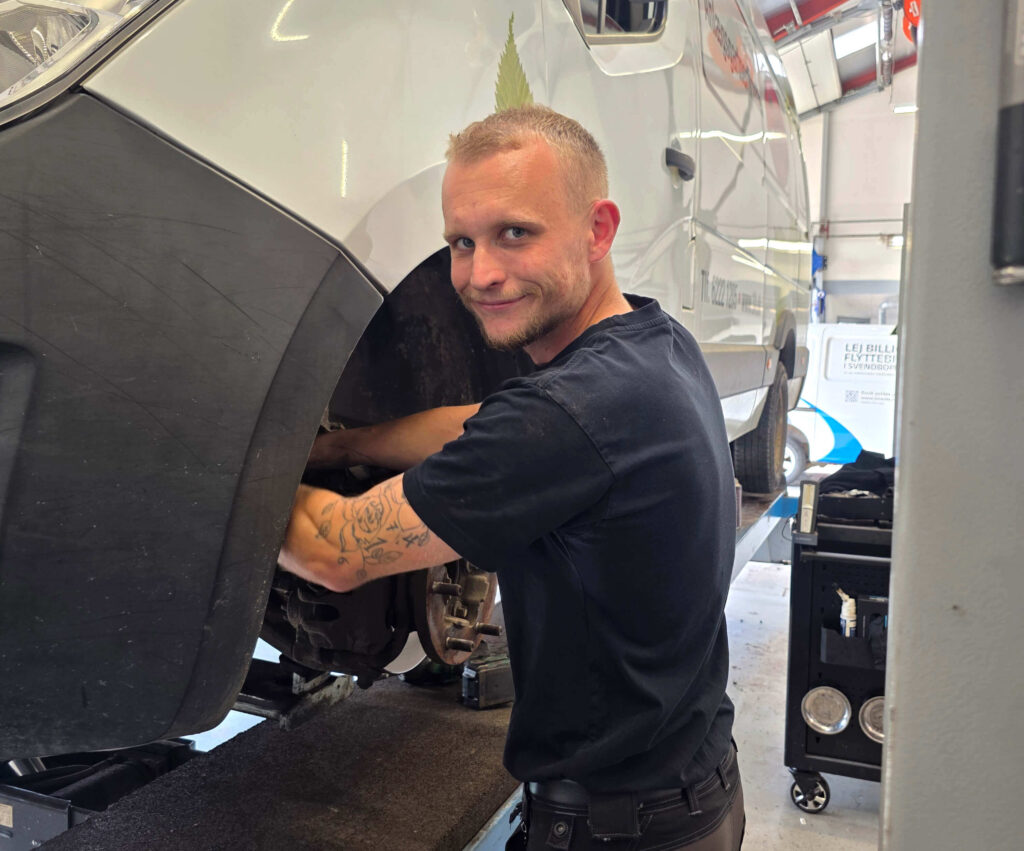 Mads Storm - el- og hybridtekniker hos K.E. Automobiler i Svendborg
