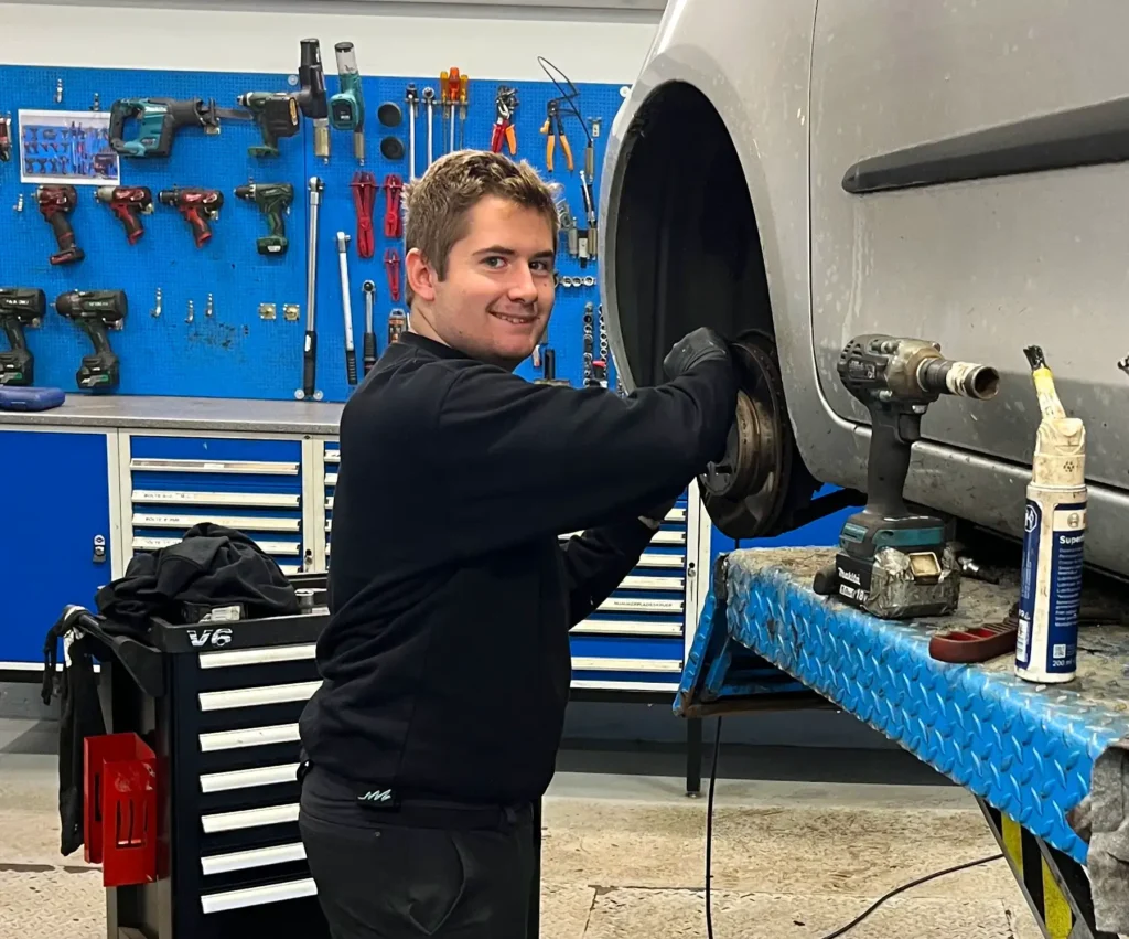 Alexander Larsen - lærling hos K.E. Automobiler i Svendborg